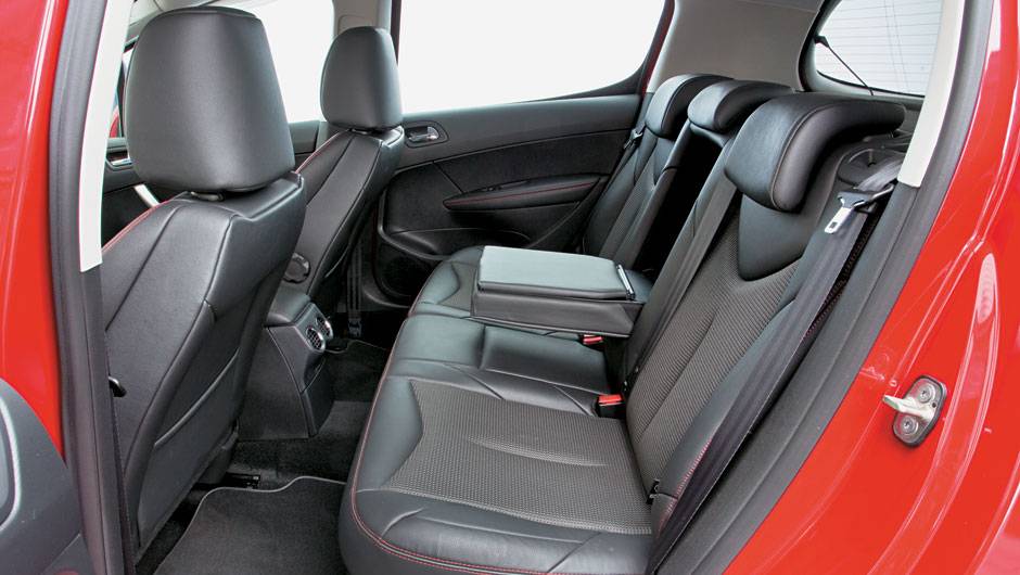 ... e tecido s&atilde;o exclusivos da vers&atilde;o esportiva GTi | <a href="https://beta-develop.quatrorodas.abril.com.br/carros/impressoes/peugeot-308-gti-650365.shtml" target="_blank" rel="migration">Leia mais</a>
