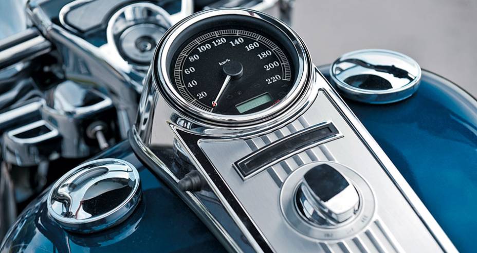 Painel básico, mal posicionado: é preciso baixar a cabeça para vê-lo Painel básico, mal posicionado: é preciso baixar a cabeça para vê-lo