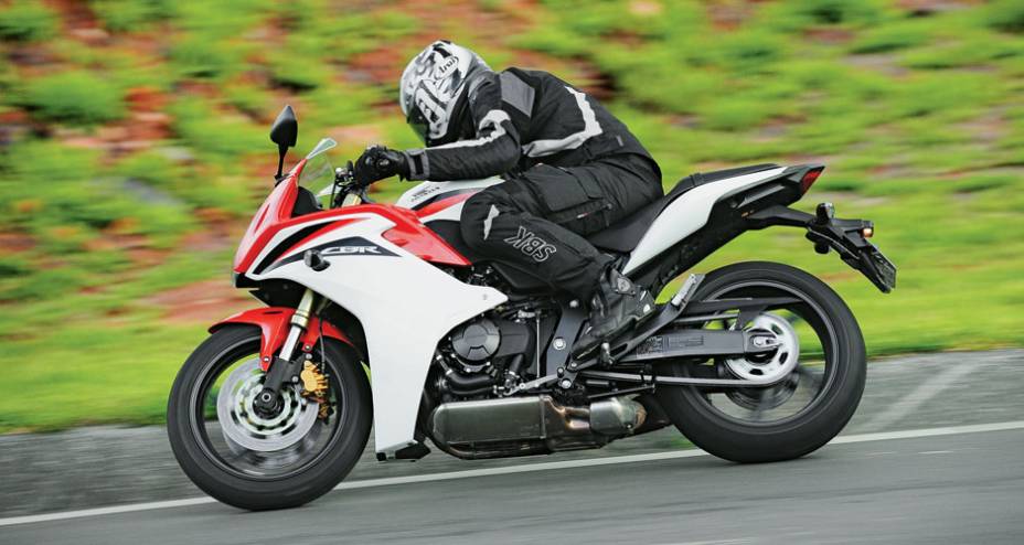 Pernas fechadas na CBR-F e para-brisa alto Pernas fechadas na CBR-F e para-brisa alto