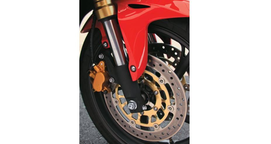 Sem ABS, dois pistões por pinça na CBR-F Sem ABS, dois pistões por pinça na CBR-F