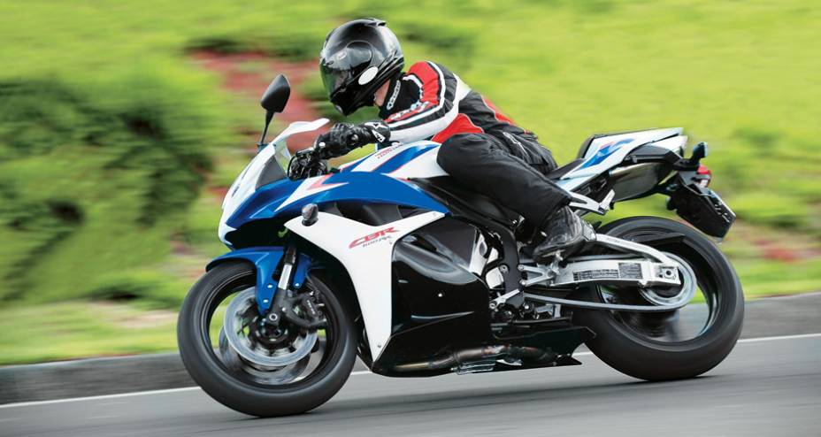 Cockpit oferece postura ideal de competição Cockpit oferece postura ideal de competição