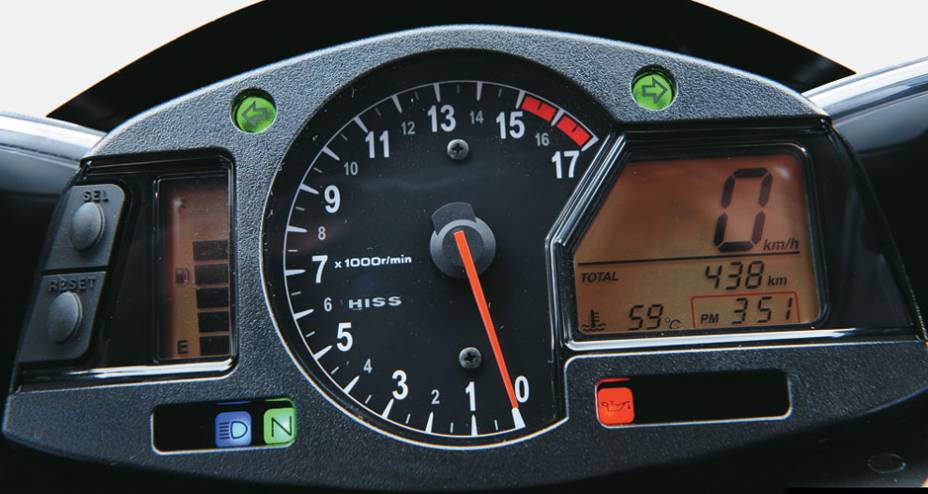 Conta-giros de ponteiro e dois LCDs completos na superesportiva Conta-giros de ponteiro e dois LCDs completos na superesportiva