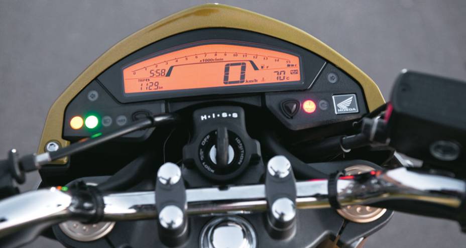 Iluminação variável permite excelente leitura do velocímetro Iluminação variável permite excelente leitura do velocímetro