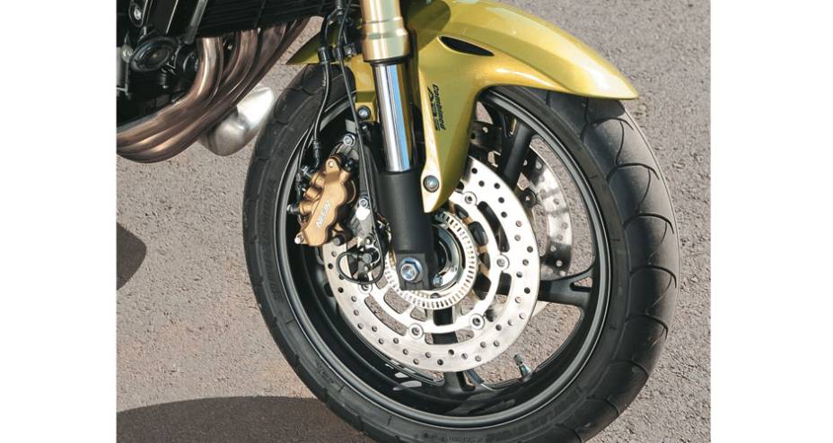 Com ABS, três pistões na pinça da Hornet Com ABS, três pistões na pinça da Hornet