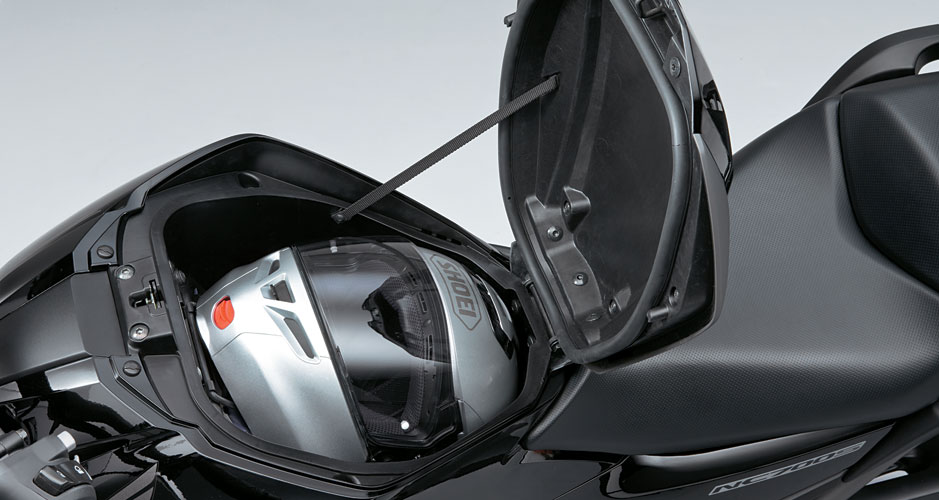 Nas motos NC, o falso tanque &eacute; porta-objetos