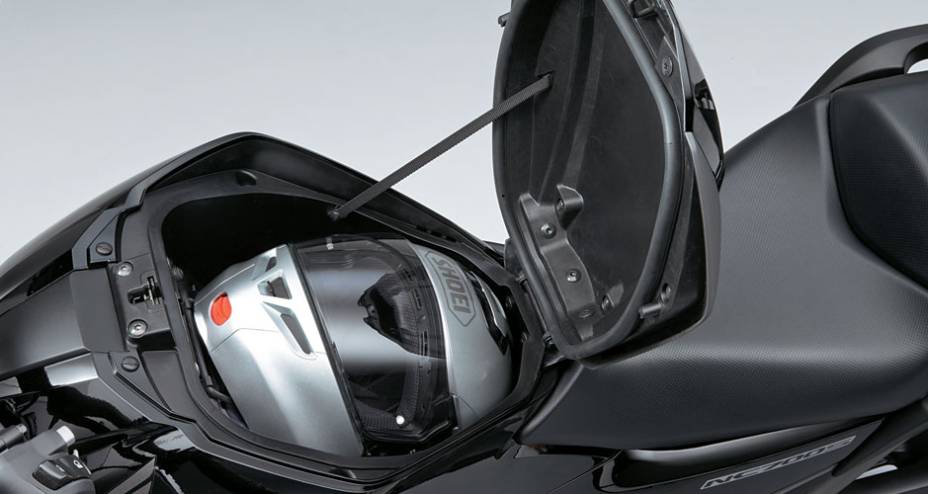 Nas motos NC, o falso tanque &eacute; porta-objetos