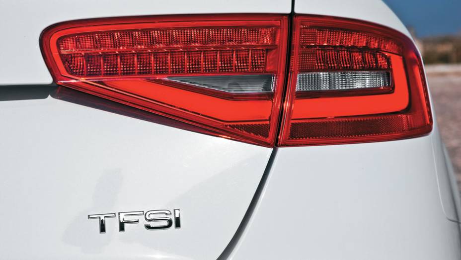 ... enquanto nas lanternas os mesmos leds são opcionais. | <a href="https://beta-develop.quatrorodas.abril.com.br/carros/impressoes/audi-a4-676515.shtml" rel="migration">Leia mais</a>