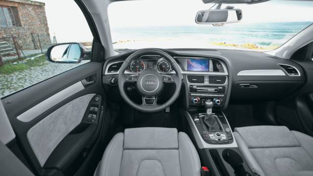 Na versão esportiva, o volante tem a base achatada. | <a href="https://beta-develop.quatrorodas.abril.com.br/carros/impressoes/audi-a4-676515.shtml" rel="migration">Leia mais</a> Na versão esportiva, o volante tem a base achatada. | <a href="https://beta-develop.quatrorodas.abril.com.br/carros/impressoes/audi-a4-676515.shtml" rel="migration">Leia mais</a>