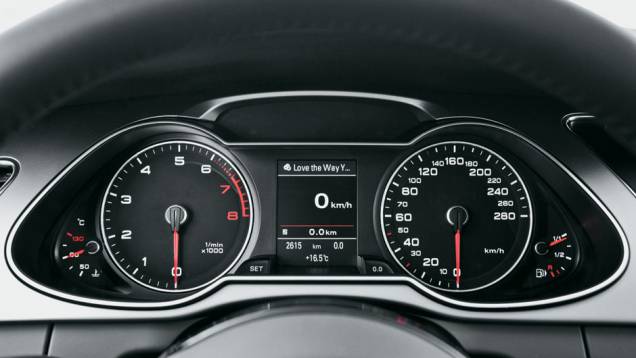 Novo quadro de instrumentos em forma de olhos. | <a href="https://beta-develop.quatrorodas.abril.com.br/carros/impressoes/audi-a4-676515.shtml" rel="migration">Leia mais</a> Novo quadro de instrumentos em forma de olhos. | <a href="https://beta-develop.quatrorodas.abril.com.br/carros/impressoes/audi-a4-676515.shtml" rel="migration">Leia mais</a>