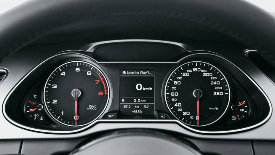 Novo quadro de instrumentos em forma de olhos. | <a href="https://beta-develop.quatrorodas.abril.com.br/carros/impressoes/audi-a4-676515.shtml" rel="migration">Leia mais</a> Novo quadro de instrumentos em forma de olhos. | <a href="https://beta-develop.quatrorodas.abril.com.br/carros/impressoes/audi-a4-676515.shtml" rel="migration">Leia mais</a>
