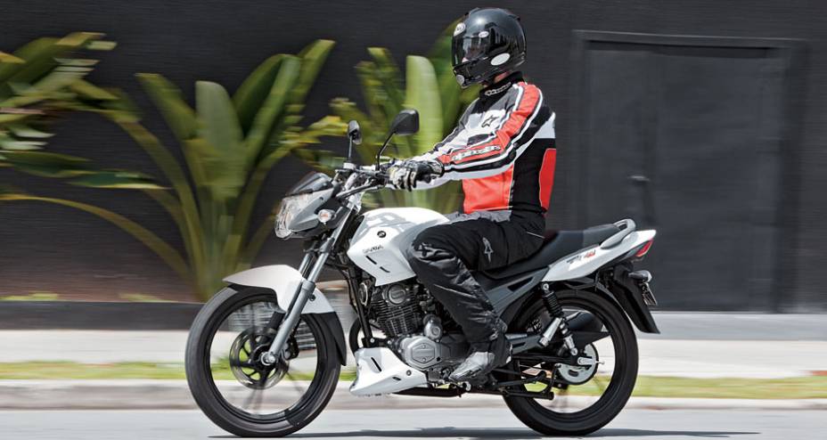 Guidão alto, boa postura de pilotagem, banco e suspensões rijas. Guidão alto, boa postura de pilotagem, banco e suspensões rijas.