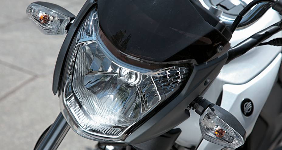 Farol em escudo e minúscula bolha fumê. Farol em escudo e minúscula bolha fumê.