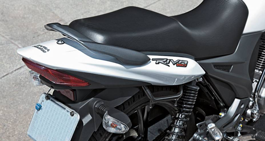 Banco em 2 estágios e alça para passageiro. Banco em 2 estágios e alça para passageiro.