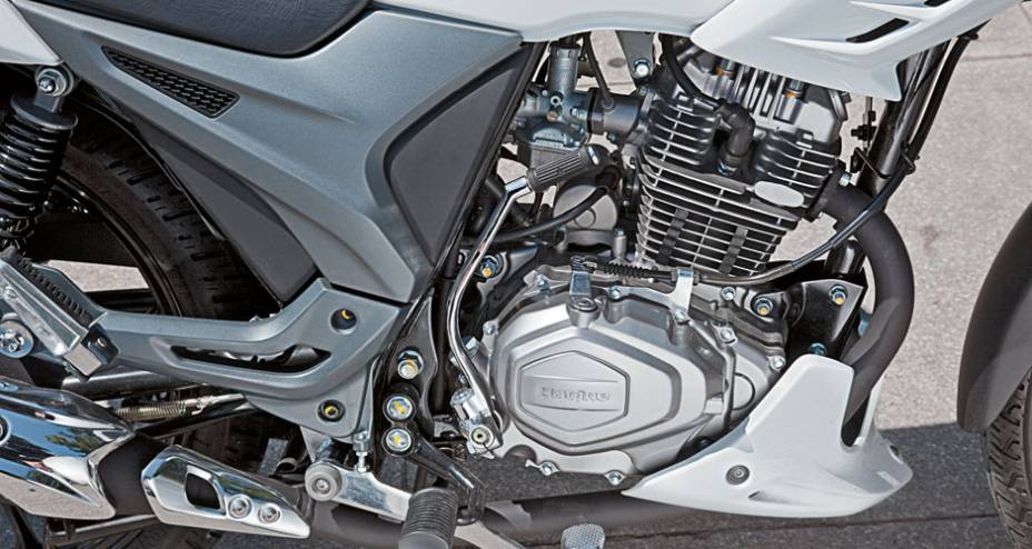 Sobrenome Haojue na tampa da embreagem. Sobrenome Haojue na tampa da embreagem.