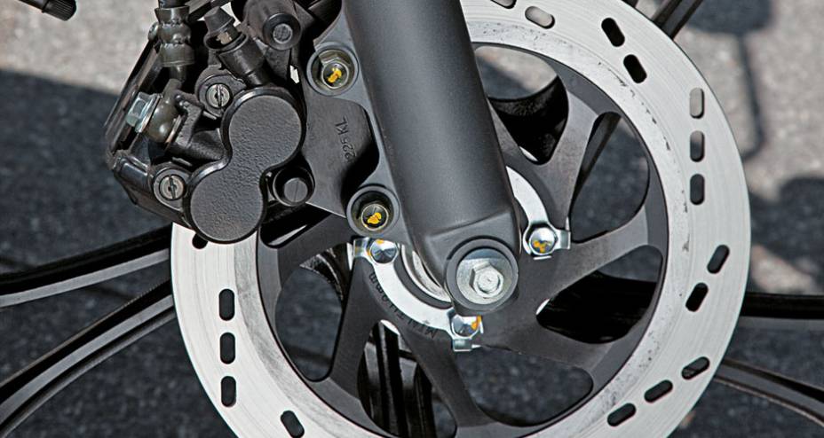 Freio a disco com pinça dupla: progressivo. Freio a disco com pinça dupla: progressivo.