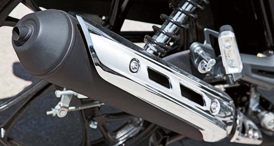 Ponteira preta com capa protetora cromada. Ponteira preta com capa protetora cromada.