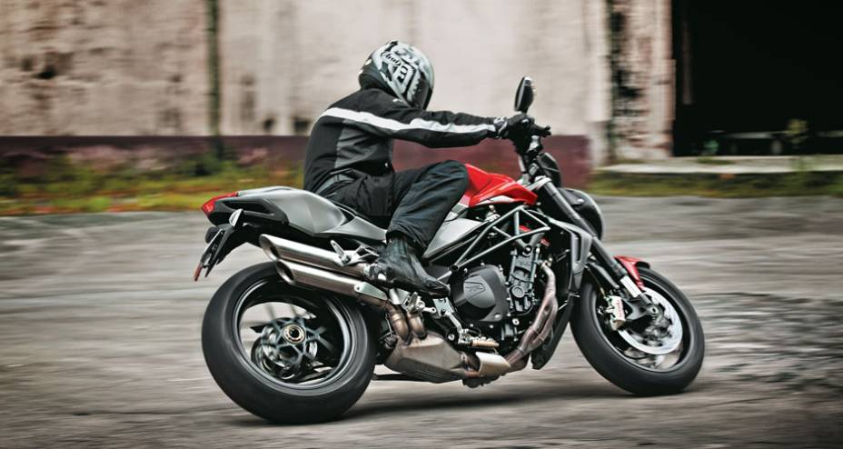 Estabilidade de esportiva e ponteiras chanfradas. Estabilidade de esportiva e ponteiras chanfradas.