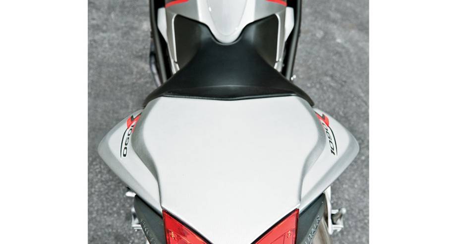 Banco de couro prateado parece uma rabeta. Banco de couro prateado parece uma rabeta.