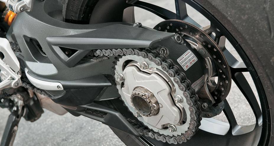 Monobraço e porca rápida facilitam a troca e a visualização da roda. Monobraço e porca rápida facilitam a troca e a visualização da roda.