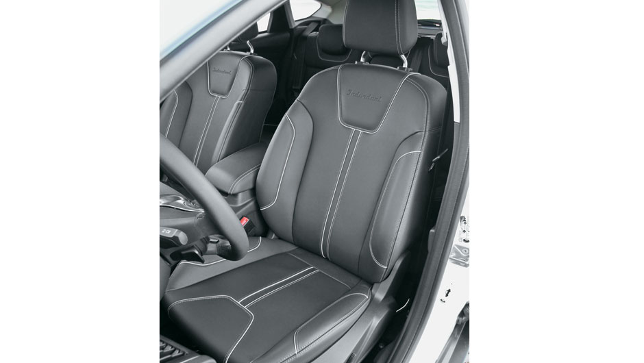 Bancos de couro s&atilde;o exclusivos da vers&atilde;o topo, Titanium. | <a href="https://beta-develop.quatrorodas.abril.com.br/carros/impressoes/ford-focus-680479.shtml" rel="migration">Leia mais</a>
