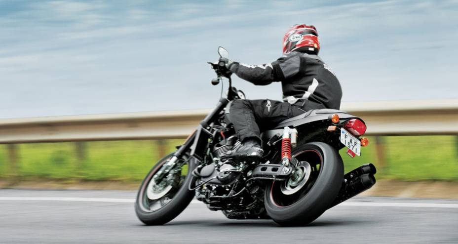 Boa de curvas, permite exageros e ousadias na tocada: pudera, ela foi gerada nas pistas ovais Boa de curvas, permite exageros e ousadias na tocada: pudera, ela foi gerada nas pistas ovais