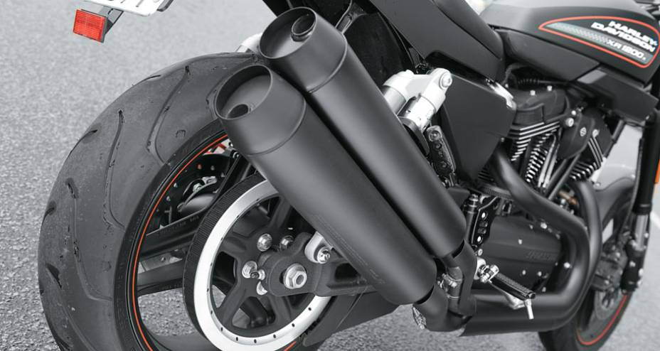 Dois escapes e polia da correia à direita Dois escapes e polia da correia à direita