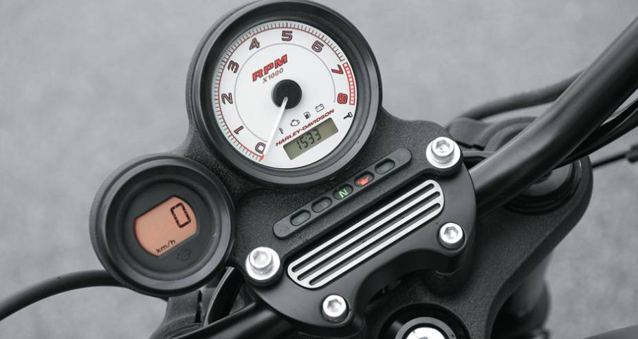 Painel, ao contrário de todas as outras H-D, privilegia o conta-giros; velocímetro é digital Painel, ao contrário de todas as outras H-D, privilegia o conta-giros; velocímetro é digital