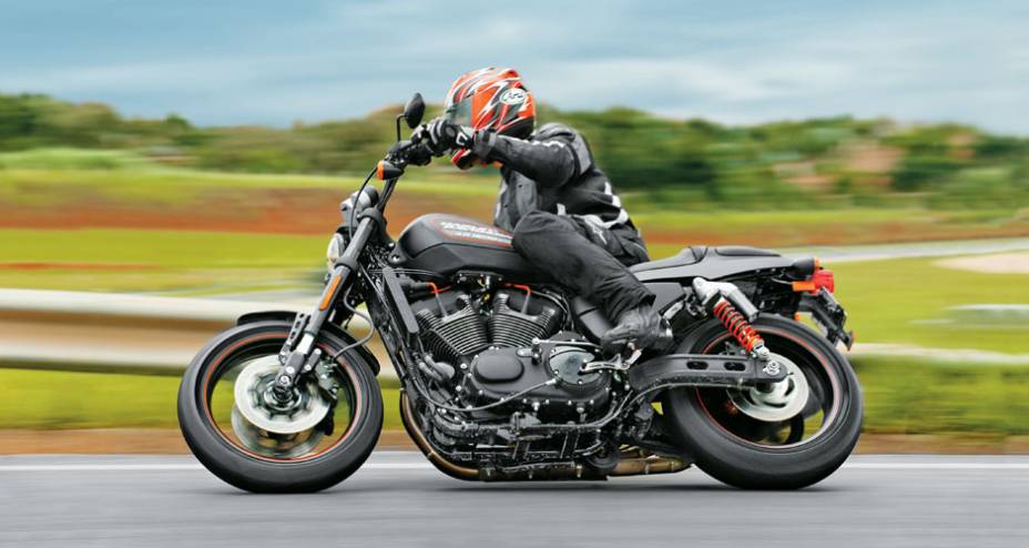 A estabilidade é surpreendente: suspensões e pneus põem s XR1200X sobre trilhos A estabilidade é surpreendente: suspensões e pneus põem s XR1200X sobre trilhos