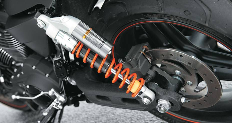 Amortecedores reguláveis a gás na traseira Amortecedores reguláveis a gás na traseira