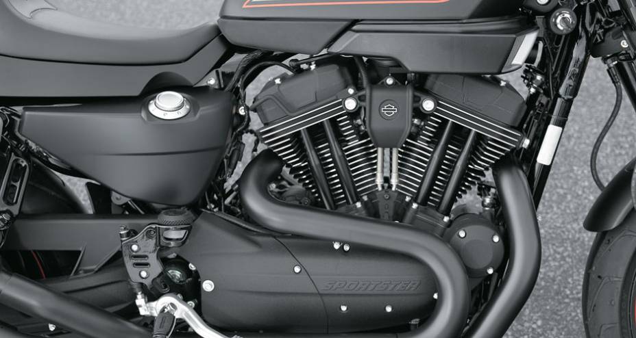 Tudo preto, menos as aletas dos cilindros: a caixa do filtro de ar roça no joelho Tudo preto, menos as aletas dos cilindros: a caixa do filtro de ar roça no joelho