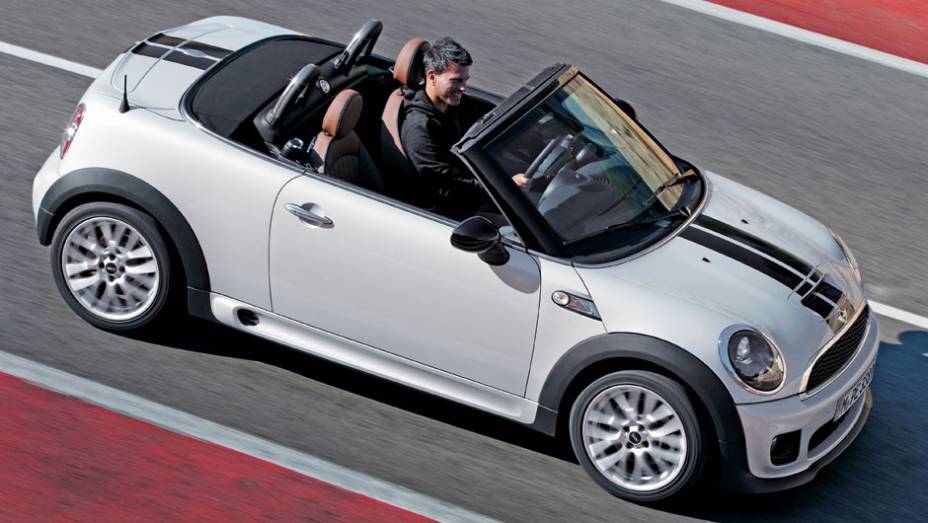 Quando aberta, a charmosa capota de lona fica aparente. | <a href="https://beta-develop.quatrorodas.abril.com.br/carros/impressoes/mini-cooper-roadster-679682.shtml" rel="migration">Leia mais</a>