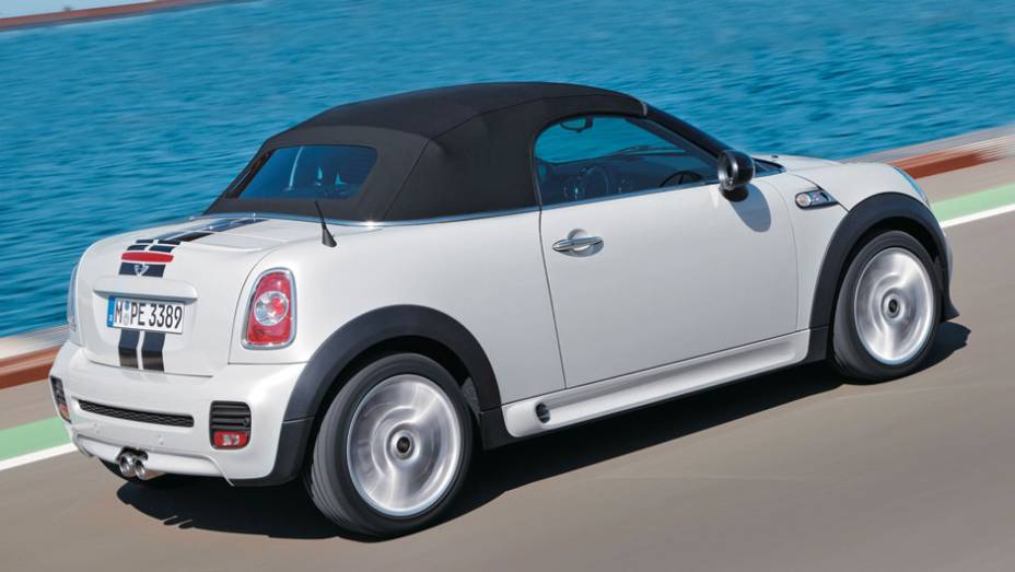 O design da traseira é igual ao da versão Coupé. | <a href="https://beta-develop.quatrorodas.abril.com.br/carros/impressoes/mini-cooper-roadster-679682.shtml" rel="migration">Leia mais</a>