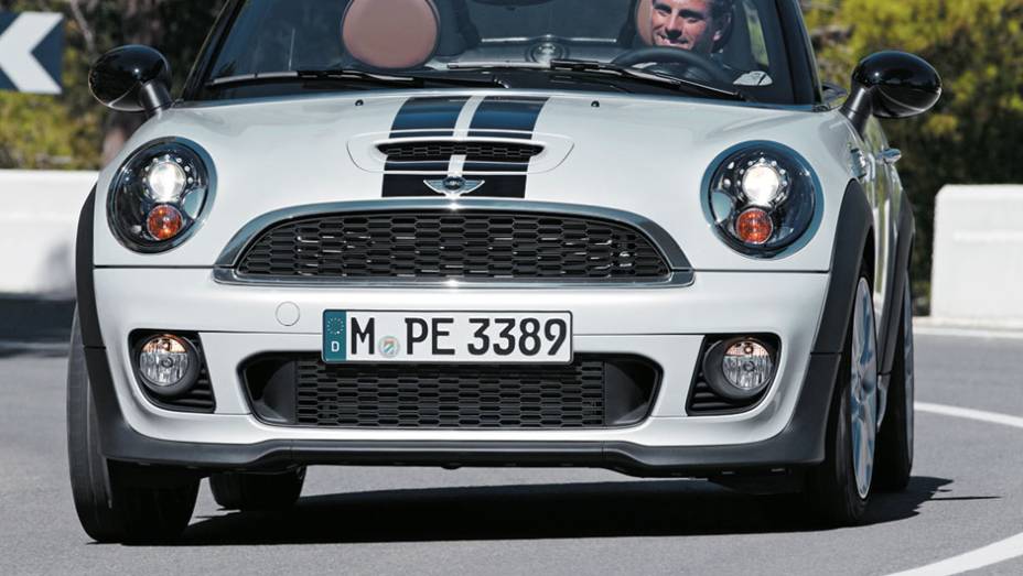 A dianteira segue as linhas dos outros Mini. | <a href="https://beta-develop.quatrorodas.abril.com.br/carros/impressoes/mini-cooper-roadster-679682.shtml" rel="migration">Leia mais</a>