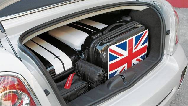 São 240 litros para a bagagem. | <a href="https://beta-develop.quatrorodas.abril.com.br/carros/impressoes/mini-cooper-roadster-679682.shtml" rel="migration">Leia mais</a> São 240 litros para a bagagem. | <a href="https://beta-develop.quatrorodas.abril.com.br/carros/impressoes/mini-cooper-roadster-679682.shtml" rel="migration">Leia mais</a>