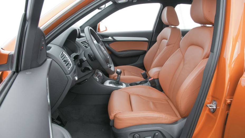 Assentos dianteiros são envolventes, têm ajuste elétrico e aquecedor. Assentos dianteiros são envolventes, têm ajuste elétrico e aquecedor.