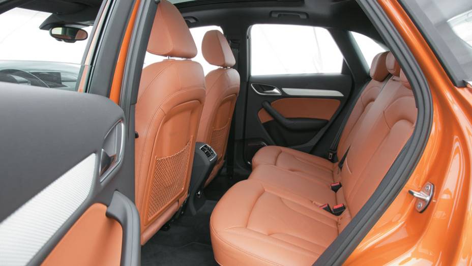 Atrás, o passageiro do meio tem pouco espaço por causa do túnel central. Atrás, o passageiro do meio tem pouco espaço por causa do túnel central.