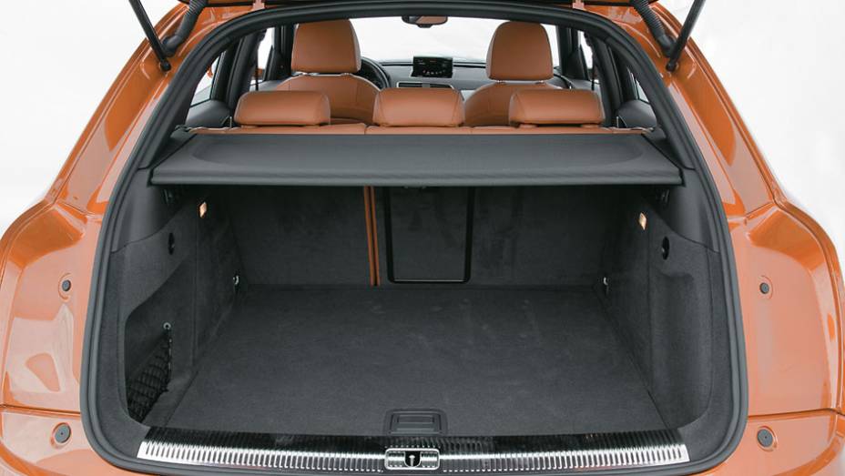 Tampa do porta-malas integra as lanternas. Tampa do porta-malas integra as lanternas.