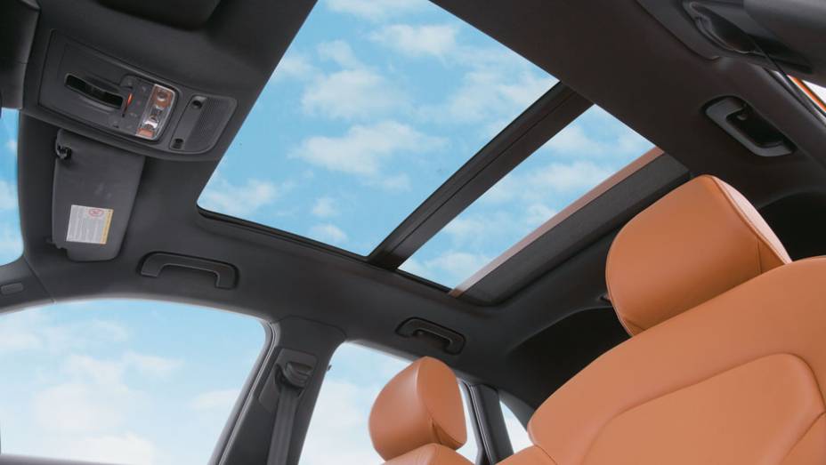 Teto solar e cortina são elétricos. Teto solar e cortina são elétricos.