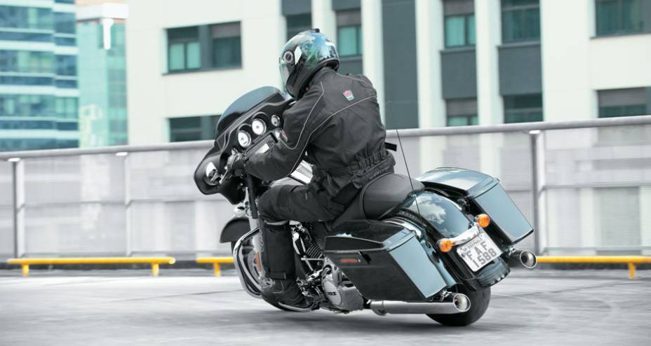 A Street Glide inclina 29 graus para a esquerda (32 para a direita): &eacute; para pilotagem calma