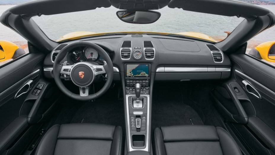 Aumento de 6 cm no entre-eixos melhorou o espa&ccedil;o interno. O console central ficou maior e deixou o c&acirc;mbio mais pr&oacute;ximo da m&atilde;o do motorista | <a href="https://beta-develop.quatrorodas.abril.com.br/carros/impressoes/porsche-boxster-s-684855.shtml" rel="migration">Leia mais</a>