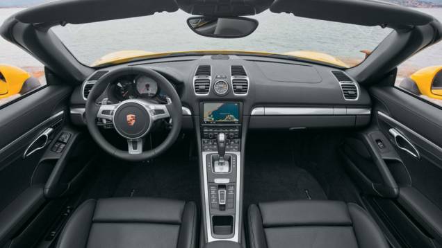 Aumento de 6 cm no entre-eixos melhorou o espaço interno. O console central ficou maior e deixou o câmbio mais próximo da mão do motorista | <a href="https://beta-develop.quatrorodas.abril.com.br/carros/impressoes/porsche-boxster-s-684855.shtml" rel="migration">Leia mais</a> Aumento de 6 cm no entre-eixos melhorou o espaço interno. O console central ficou maior e deixou o câmbio mais próximo da mão do motorista | <a href="https://beta-develop.quatrorodas.abril.com.br/carros/impressoes/porsche-boxster-s-684855.shtml" rel="migration">Leia mais</a>