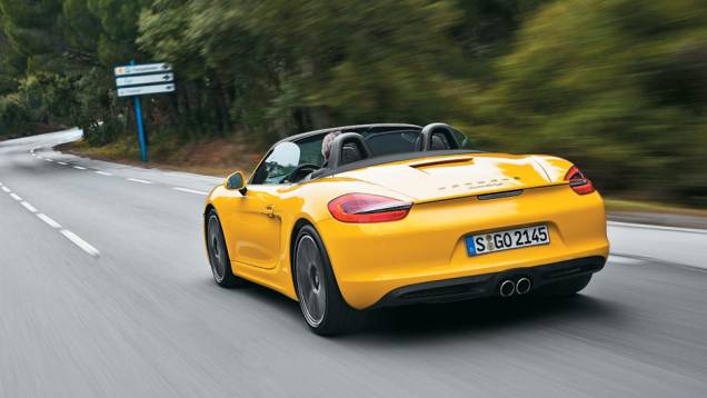 A parte traseira é onde mais se percebe a mudança no design. O escapamento com ponteira dupla é exclusivo do Boxster S | <a href="https://beta-develop.quatrorodas.abril.com.br/carros/impressoes/porsche-boxster-s-684855.shtml" rel="migration">Leia mais</a> A parte traseira é onde mais se percebe a mudança no design. O escapamento com ponteira dupla é exclusivo do Boxster S | <a href="https://beta-develop.quatrorodas.abril.com.br/carros/impressoes/porsche-boxster-s-684855.shtml" rel="migration">Leia mais</a>