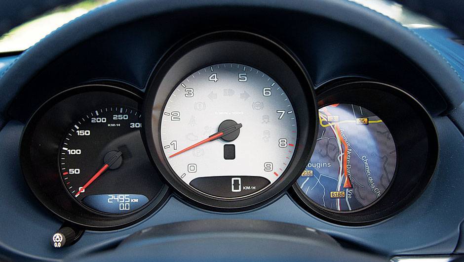 Visor &agrave; direita faz papel de computador de bordo e navegador | <a href="https://beta-develop.quatrorodas.abril.com.br/carros/impressoes/porsche-boxster-s-684855.shtml" rel="migration">Leia mais</a>