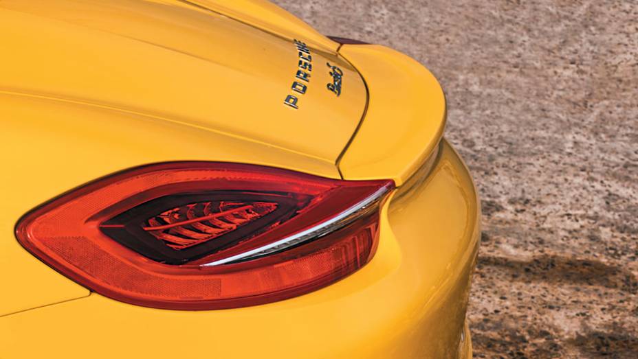 Vincos das lanternas emendam com o aerof&oacute;lio, que &eacute; m&oacute;vel | <a href="https://beta-develop.quatrorodas.abril.com.br/carros/impressoes/porsche-boxster-s-684855.shtml" rel="migration">Leia mais</a>