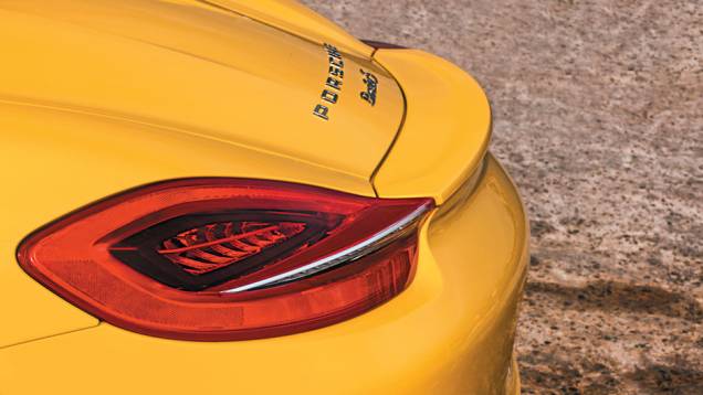 Vincos das lanternas emendam com o aerofólio, que é móvel | <a href="https://beta-develop.quatrorodas.abril.com.br/carros/impressoes/porsche-boxster-s-684855.shtml" rel="migration">Leia mais</a> Vincos das lanternas emendam com o aerofólio, que é móvel | <a href="https://beta-develop.quatrorodas.abril.com.br/carros/impressoes/porsche-boxster-s-684855.shtml" rel="migration">Leia mais</a>