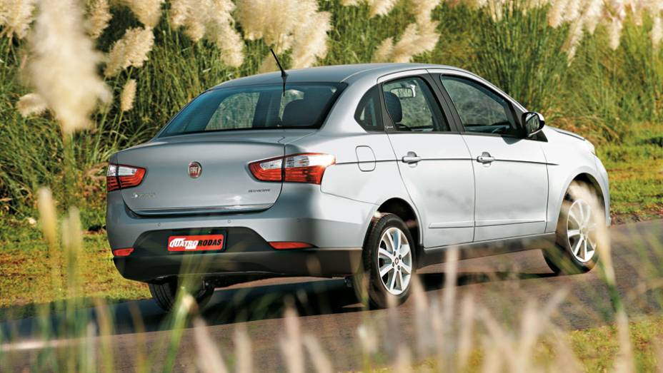 Lanternas t&ecirc;m filetes que parecem leds | <a href="https://beta-develop.quatrorodas.abril.com.br/carros/testes/fiat-grand-siena-683966.shtml" rel="migration">Leia mais</a>