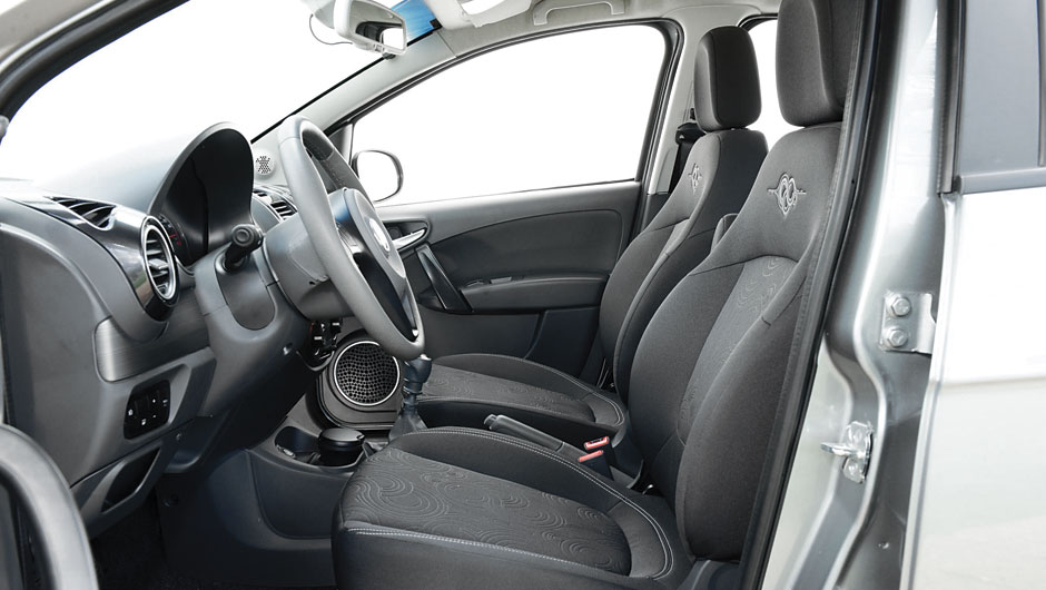 Volante e banco do motorista t&ecirc;m regulagem de altura | <a href="https://beta-develop.quatrorodas.abril.com.br/carros/testes/fiat-grand-siena-683966.shtml" rel="migration">Leia mais</a>