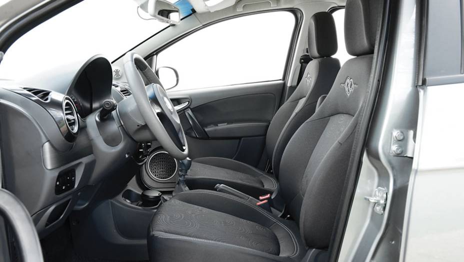 Volante e banco do motorista t&ecirc;m regulagem de altura | <a href="https://beta-develop.quatrorodas.abril.com.br/carros/testes/fiat-grand-siena-683966.shtml" rel="migration">Leia mais</a>