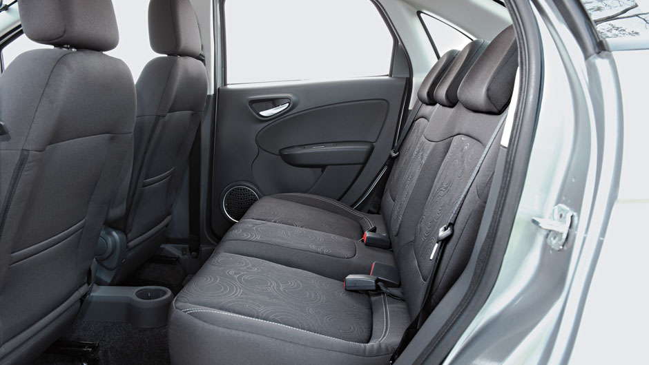 Teto na traseira &eacute; elevado | <a href="https://beta-develop.quatrorodas.abril.com.br/carros/testes/fiat-grand-siena-683966.shtml" rel="migration">Leia mais</a>