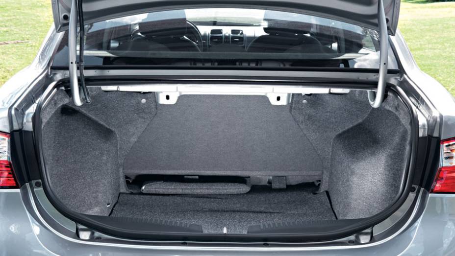 Porta-malas tem 520 litros | <a href="https://beta-develop.quatrorodas.abril.com.br/carros/testes/fiat-grand-siena-683966.shtml" rel="migration">Leia mais</a> Porta-malas tem 520 litros | <a href="https://beta-develop.quatrorodas.abril.com.br/carros/testes/fiat-grand-siena-683966.shtml" rel="migration">Leia mais</a>